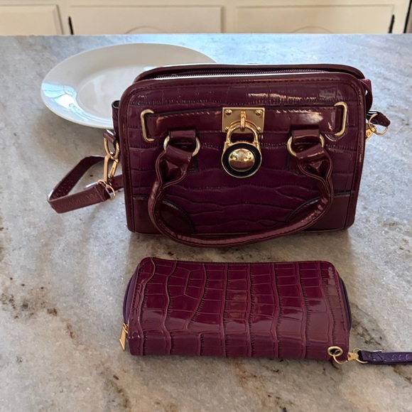 Elegant Burgundy Handbag and Wallet Set great condition - Picture 2 of 8